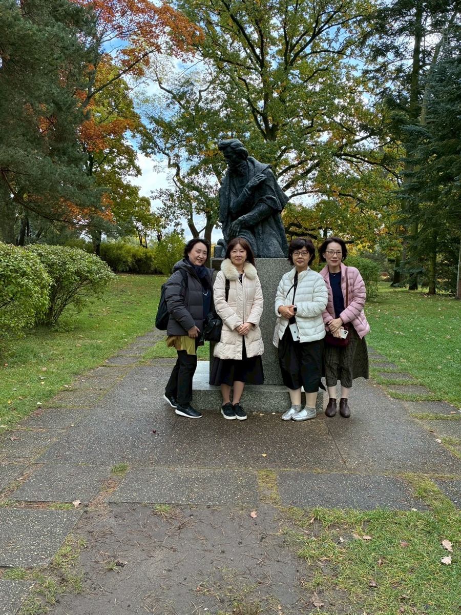 ショパン像の前で